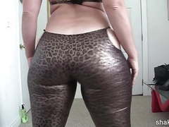 UhPorn presents: Latex body suit cant contain this booty