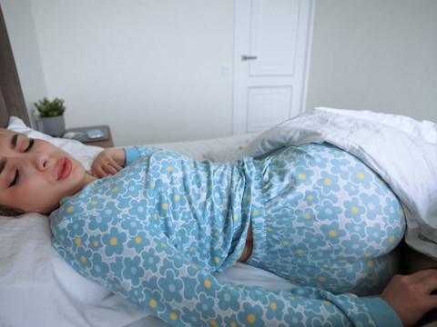 UhPorn presents: My whore step mom wakes me up in the best way she knows!